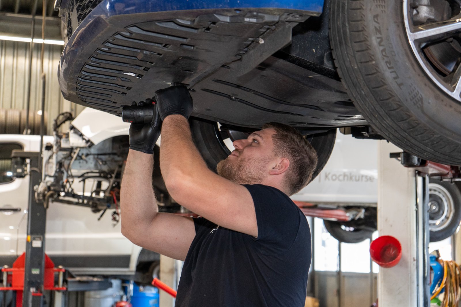 Werkstatt-Team der Autofrank AG bei der Fahrzeugwartung in Regensdorf